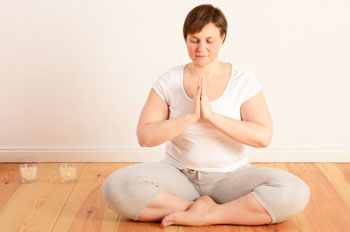 Een vrouw met overgewicht die aan yoga doet